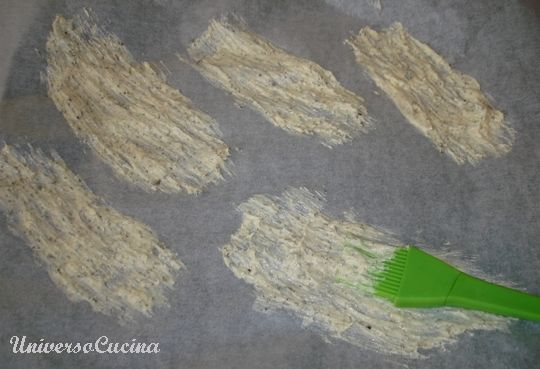 Spennellature di impasto su carta da forno
