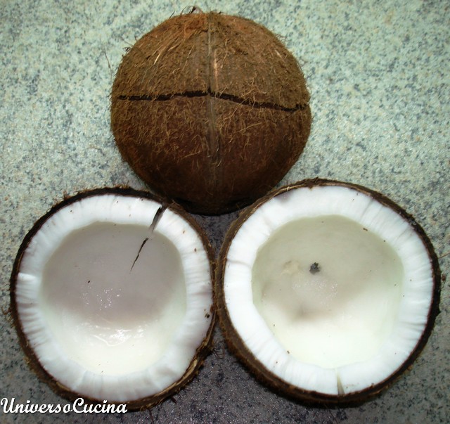 Le noci di cocco spaccate