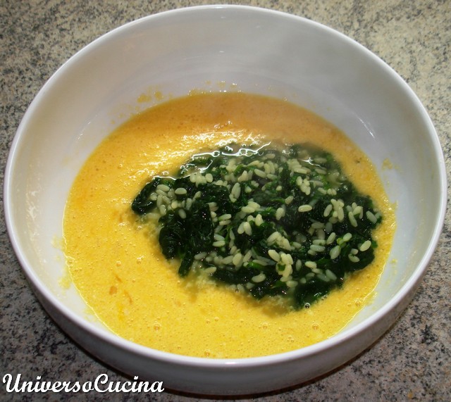 Unire la zuppa calda alle uova sbattute