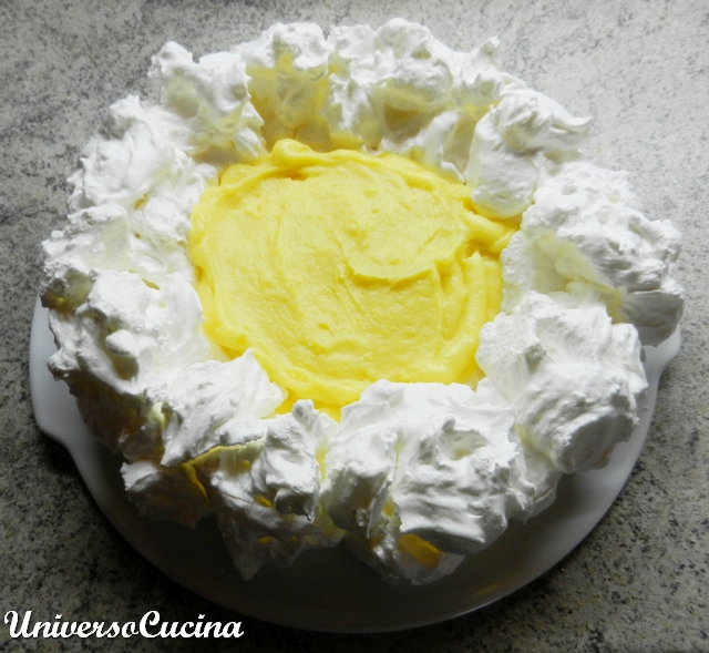 La farcitura con la crema pasticcera