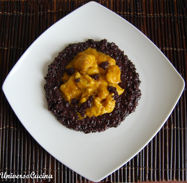 Il pollo al curry servito su un letto di riso Venere