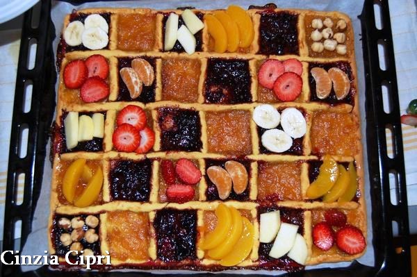 Guarnire con frutta fresca