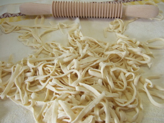Tagliare la pasta con l'apposito matterello rigato